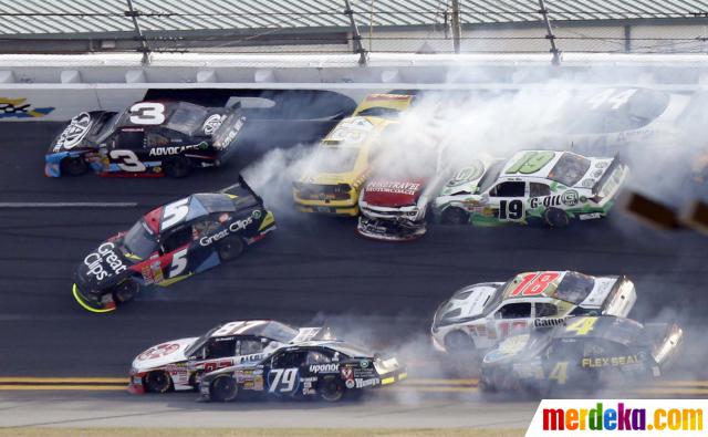 Foto Kecelakaan balap  mobil  NASCAR  di Daytona merdeka com