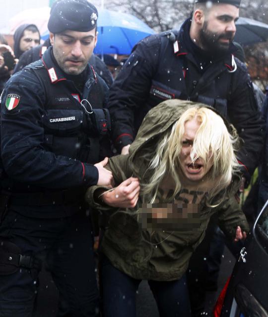 Datang ke TPS di Milan, aktivis Femen copot baju dan bra
