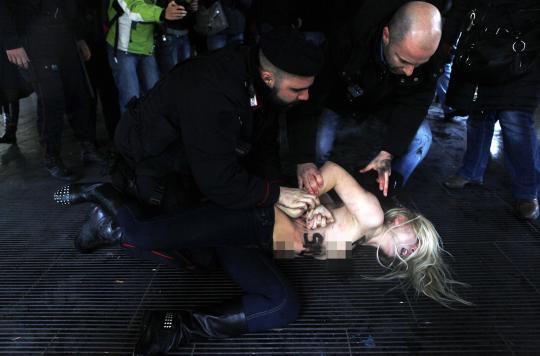 Datang ke TPS di Milan, aktivis Femen copot baju dan bra
