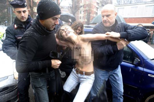 Datang ke TPS di Milan, aktivis Femen copot baju dan bra