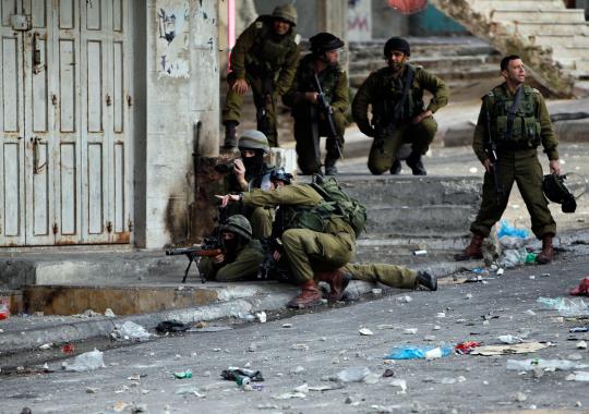 Ratusan warga Palestina bentrok dengan aparat Israel