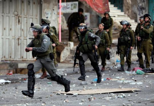 Ratusan warga Palestina bentrok dengan aparat Israel