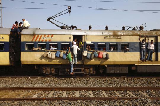 Menengok penumpang kereta api di India