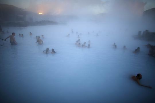 Bersantai di pemandian air panas Blue Legoon Islandia
