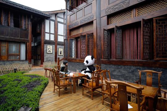 Menikmati hangatnya nuansa hotel panda di kaki Gunung Emei