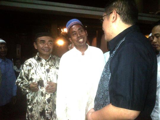 Anas terharu dikasih buah dan beras oleh tukang becak