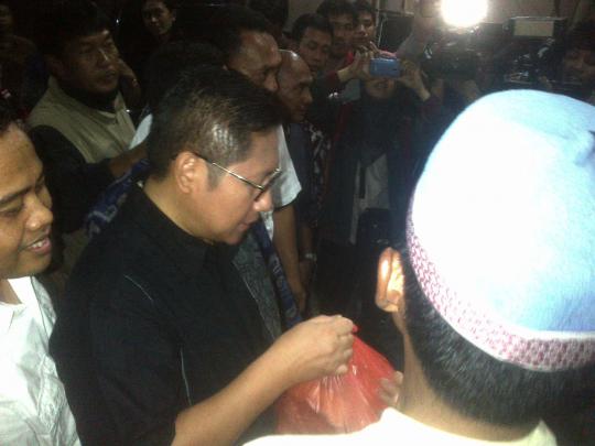 Anas terharu dikasih buah dan beras oleh tukang becak