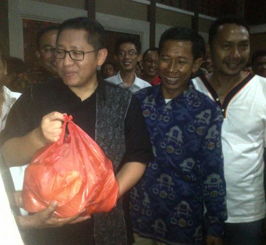 Anas terharu dikasih buah dan beras oleh tukang becak
