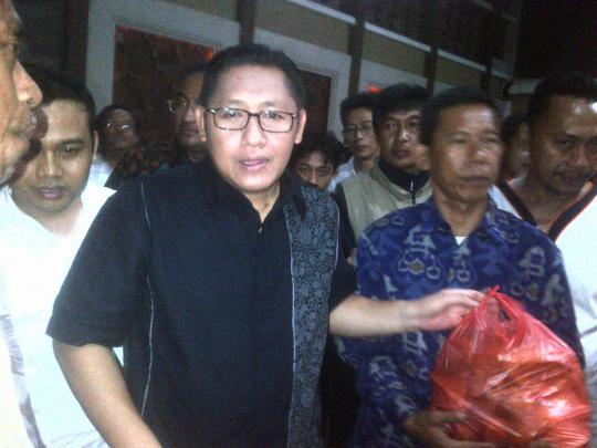 Anas terharu dikasih buah dan beras oleh tukang becak
