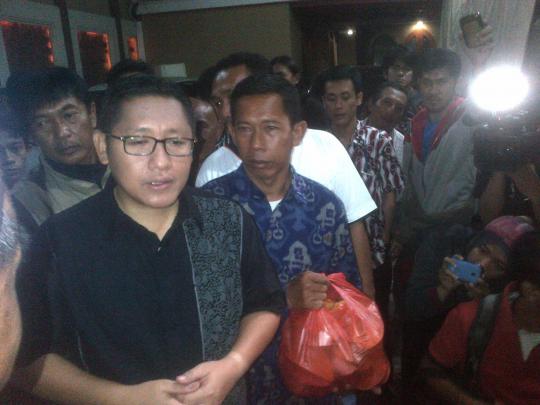 Anas terharu dikasih buah dan beras oleh tukang becak