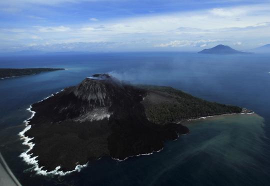 Pesona keindahan gunung berapi Anak Krakatau