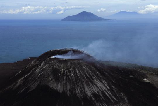 Pesona keindahan gunung berapi Anak Krakatau