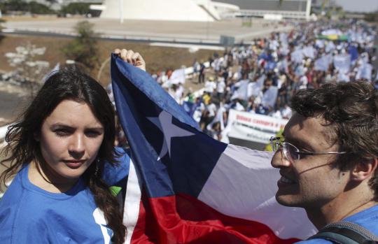  Camila Vallejo, demonstran cantik dari Cile