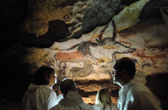 Gua ini menyimpan ratusan lukisan purba berusia 17.300 tahun