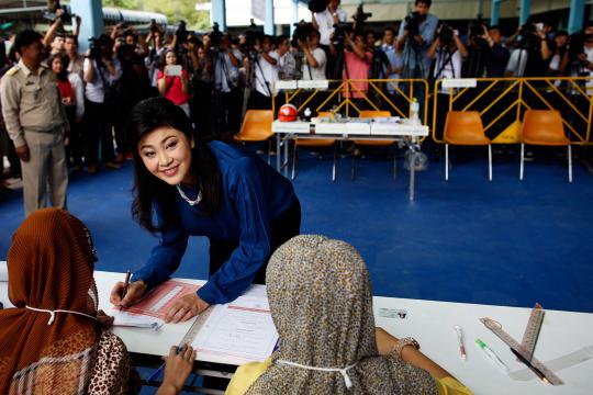 PM cantik Yingluck beri suara pemilihan gubernur Bangkok