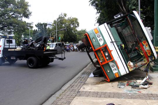 Bus Kopaja terbalik di depan Istana