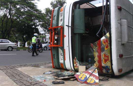 Bus Kopaja terbalik di depan Istana