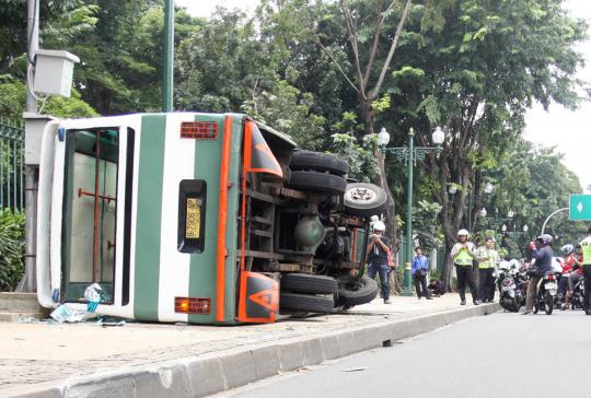 Bus Kopaja terbalik di depan Istana