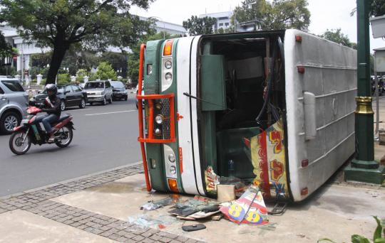 Bus Kopaja terbalik di depan Istana
