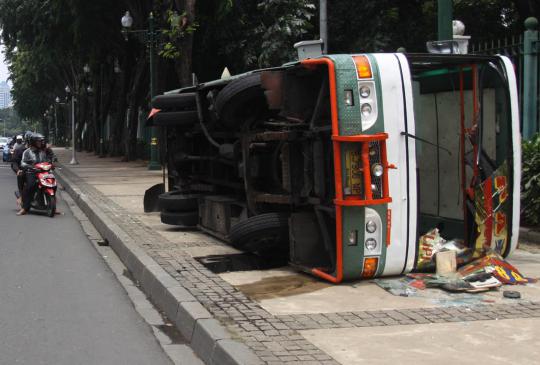 Bus Kopaja terbalik di depan Istana