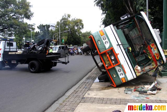 Foto : Bus Kopaja terbalik di depan Istana merdeka.com
