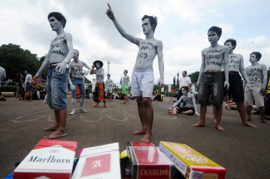 Mahasiswa & pedagang rokok demo tembakau di depan Istana Negara