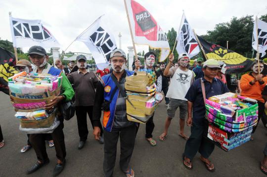 Mahasiswa & pedagang rokok demo tembakau di depan Istana Negara