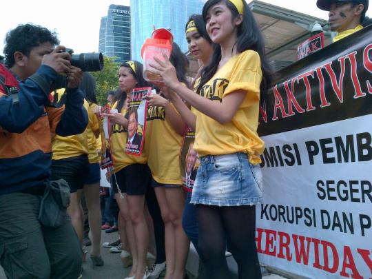 Para wanita cantik & seksi demo anti-korupsi di KPK