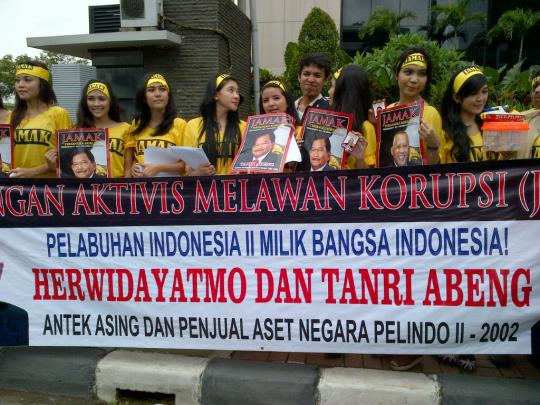 Para wanita cantik & seksi demo anti-korupsi di KPK