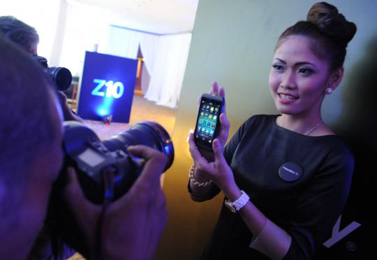 Model cantik di peluncuran Blackberry Z10 di Jakarta