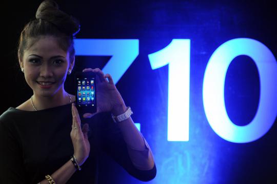 Model cantik di peluncuran Blackberry Z10 di Jakarta