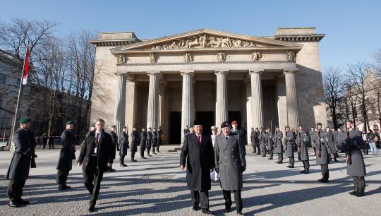 SBY letakkan karangan bunga di Neue Wache Jerman