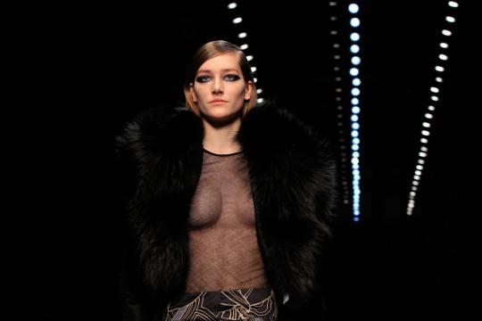 Model bawakan busana tipis di Paris Fashion Week 