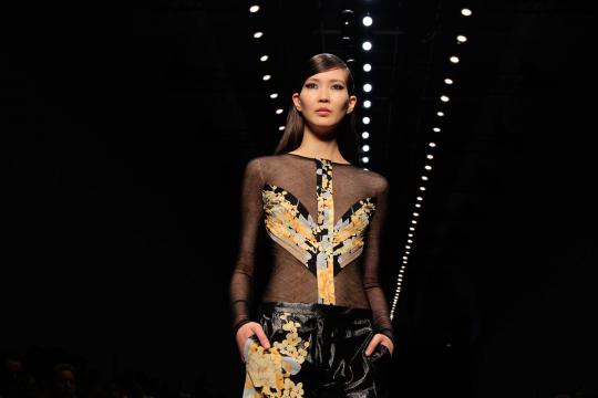 Model bawakan busana tipis di Paris Fashion Week 