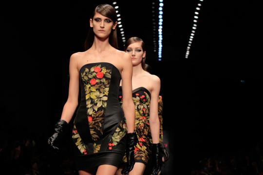 Model bawakan busana tipis di Paris Fashion Week 