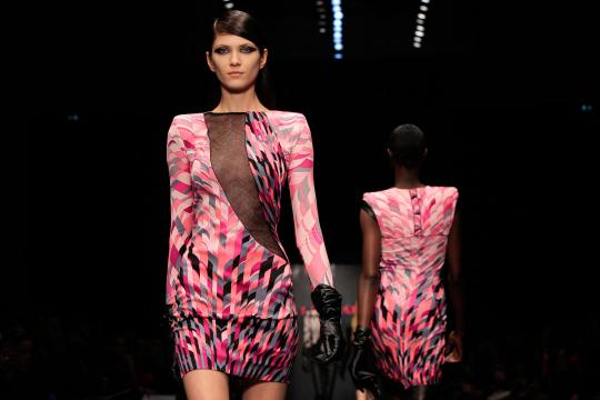 Model bawakan busana tipis di Paris Fashion Week 