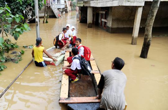 Banjir 1 meter, anak-anak tetap sekolah gunakan perahu buatan