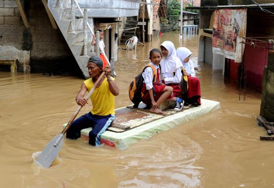 Banjir 1 meter, anak-anak tetap sekolah gunakan perahu buatan