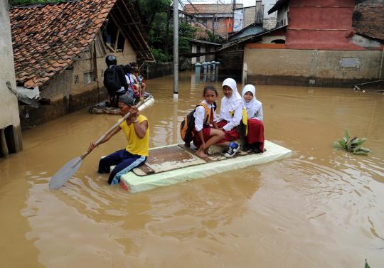 Banjir 1 meter, anak-anak tetap sekolah gunakan perahu buatan