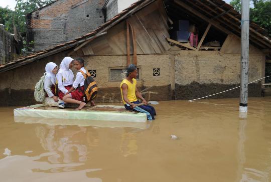 Banjir 1 meter, anak-anak tetap sekolah gunakan perahu buatan