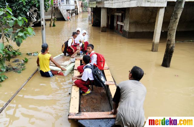 Foto Banjir 1 meter anak  anak  tetap sekolah gunakan 