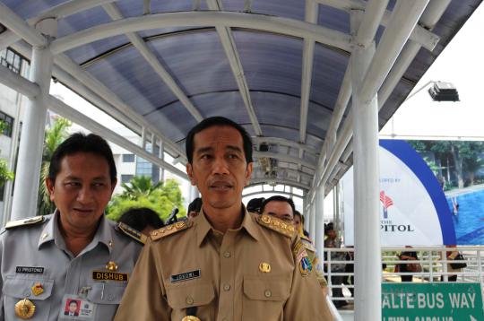 Jokowi jajal naik jembatan penyeberangan eskalator di Salemba