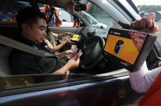 Uji coba e-toll pass di Gerbang Tol Kapuk