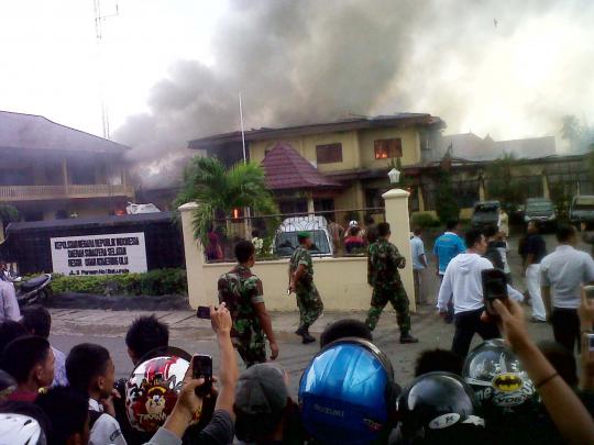 Pembakaran Polres OKU oleh anggota TNI dari Yon Armed 15