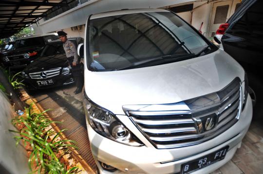 4 Mobil milik Ahmad Fathanah dijaga ketat polisi