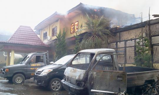 Saat api yang disulut anggota TNI melalap Markas Polres OKU
