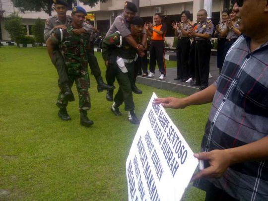 Prihatin dengan pembakaran Mapolres OKU, TNI gendong polisi