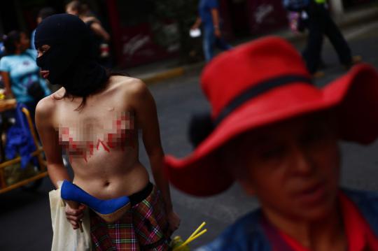 Meminta keadilan, wanita turun ke jalan memakai pakaian dalam