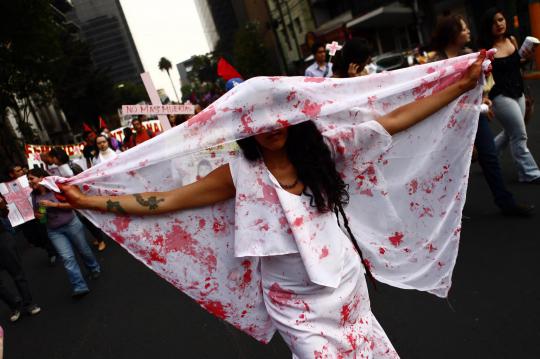Meminta keadilan, wanita turun ke jalan memakai pakaian dalam