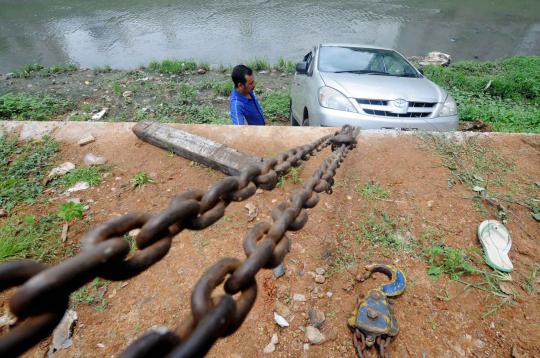 Ceroboh mengemudi, Kijang Innova terperosok ke kali